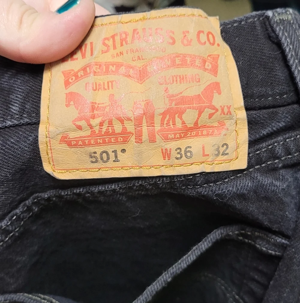 Levi's 501 Black Denim Jeans Classic Button Fly Straight Leg 36/32 - Picture 2 of 4